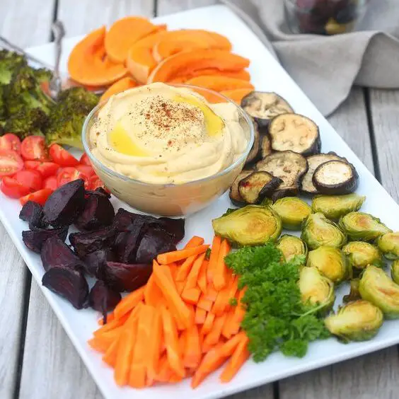 Veggie Delight with Hummus: healthy lunch ideas