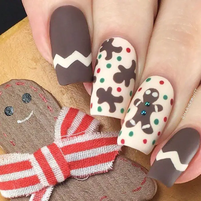 Charming Gingerbread nail art ideas