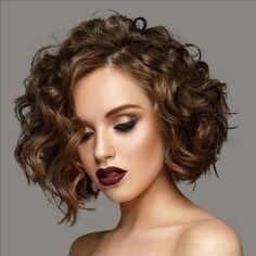 The Messy Bob hairstyle for short wavy hair