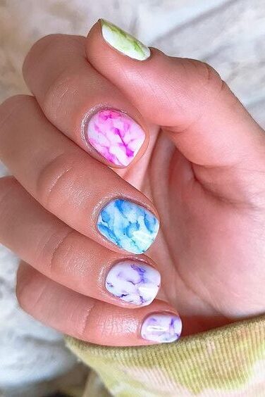 Tie-dye nails